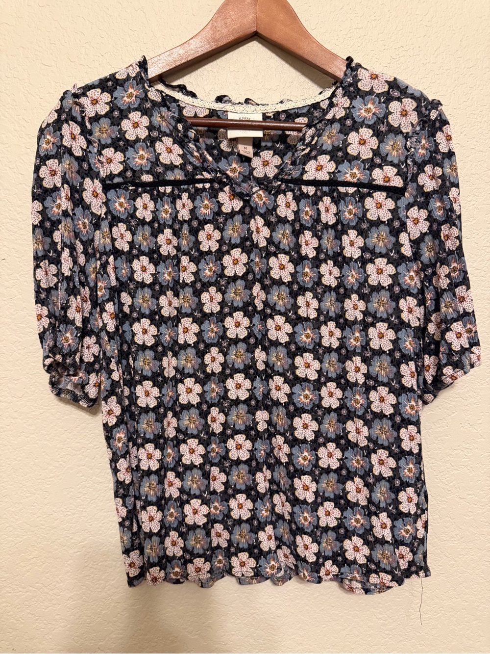 Knox Rose Floral Boho Black, Blue and White Short Sleeve Women's Blouse Medium